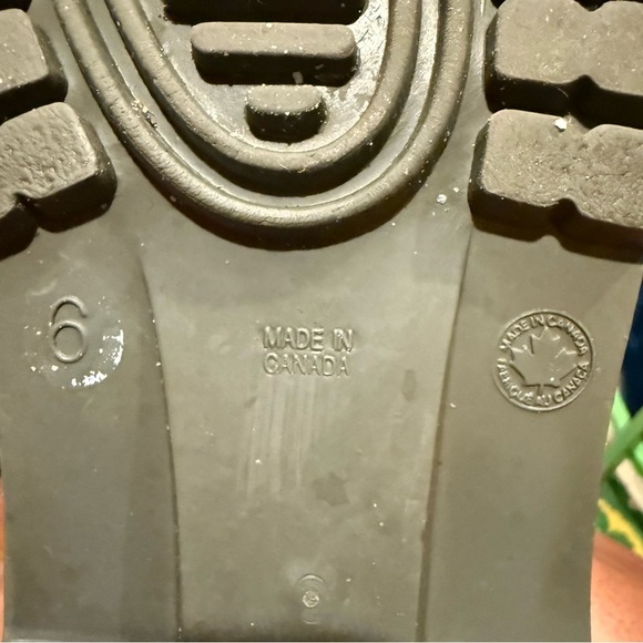 L.L. Bean Men's Black and Gray Snow Boots - Picture 6 of 6